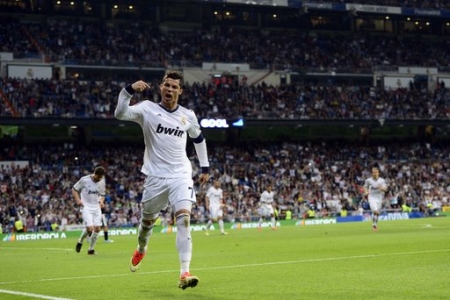 ريال مدريد يسحق ملقا بسداسية ويؤجل تتويج برشلونة
