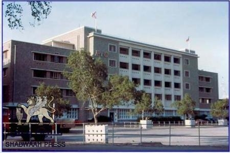 مسلحين ملثمين بأيديهم هراوات ينهالون بالضرب على الاعلامي سعيد علي نور أمام تلفزيون عدن.