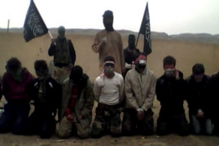 مقاتلو جبهة النصرة يظهرون وهم يقتلون 11 شخصا