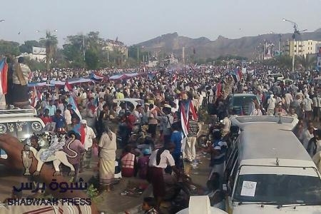 أكبر علم على مر تاريخ الجنوب يغطي ساحة الحرية بخور مكسر في ام الملايين