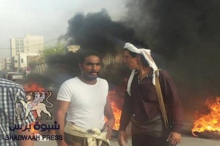 بسبب صخر الوجيه: شبان غاضبون بشبوة يحرقون الاطارات أمام بوابة قصر المحافظ باحاج