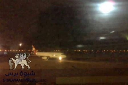 أبناء الجنوب يمنعون لجان مؤتمر الحوار من الخروج من بوابة مطار عدن(صور)