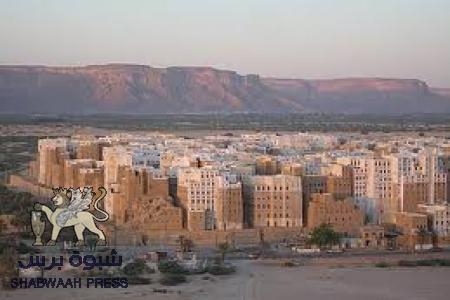 في تبادل للاختطافات : نقطة قبلية شرق مدينة شبام تحتجز 4 شاحنات تبريد كانت في طريقها الى صنعاء