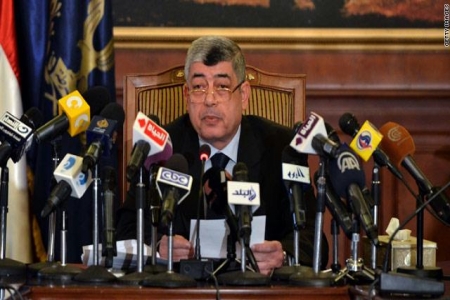 مصر: حكمان بحبس وزير الداخلية وعزله من منصبه