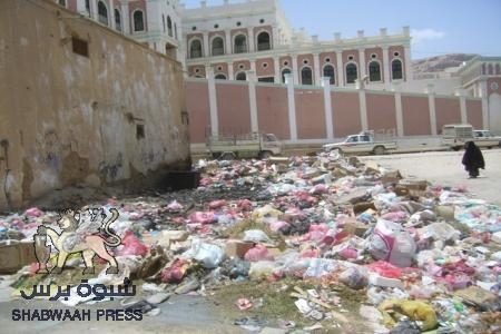 عاصمة الثقافة الاسلامية والدان والفنون تعيش تحت حصار أكوام القمامة