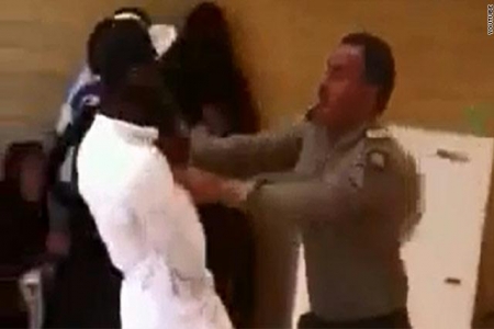 التحقيق مع موظف سعودي يظهر وهو يضرب مراجعين بحزامه(فيديو)