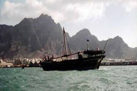 غرق سفينة تقليدية نوع ‘‘ زعيمة ‘‘ قبال دنافة معاشيق بعدن
