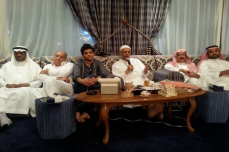 طلاب جامعتي سعود والفيصل يكرمون الشيخ بقشان بقصره بالرياض