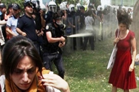 ذات الفستان الأحمر: الصورة الأكثر شهرة باحتجاجات تركيا