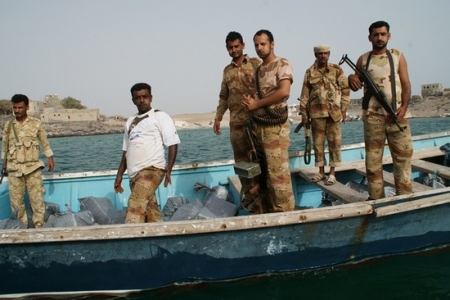 وزارة الدفاع اليمنية تنشر صور الاسلحة التي ضبطت مهربة بباب المندب