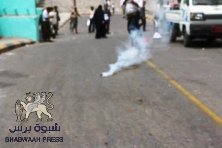 وقفه احتجاجيه إمام مبنى ديوان محافظه عدن والأمن يستعمل الغاز المسيل للدموع لتفريقها