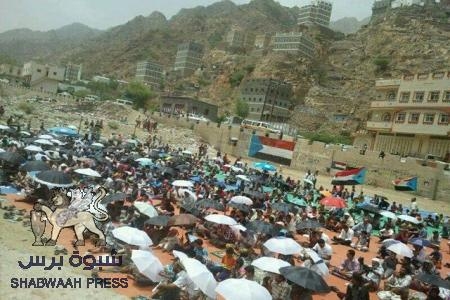 بحضور جماهير وقيادي كبير يتقدمهم علي هيثم الغريب الالاف في يهر يافع يؤدون صلاة الجمعة في ساحة الحرية .