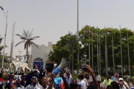 القوات الخاصة بمكافحة الإرهاب توقف حركة الطيران بمطار الريان احتجاجا علئ عدم نقلهم الي صنعاء ..