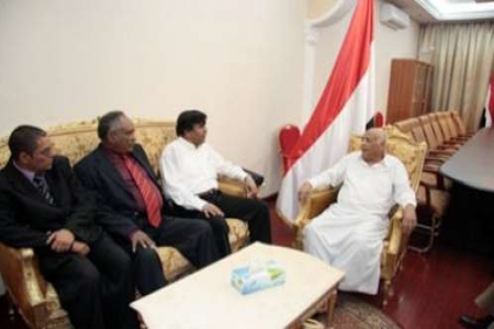 باسندوة يستقبل وفد أجنبي زائر لصنعاء بملابس النوم