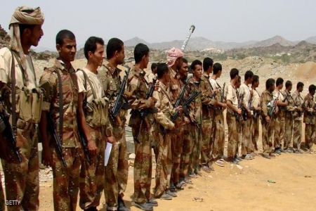 جنود الفرقة يبدأون مغادرة مقر قيادة الفرقة الأولى مدرع التابعة لعلي محسن