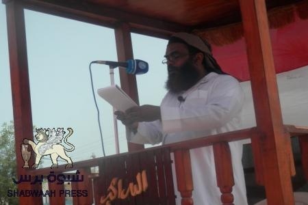 خطيب الجمعة بساحة الحرية بالشحر الشيخ صالح المرشدي أن هناك حرب تشن بقوة ضد شباب الجنوب   بواسطة المخدرات  والقات