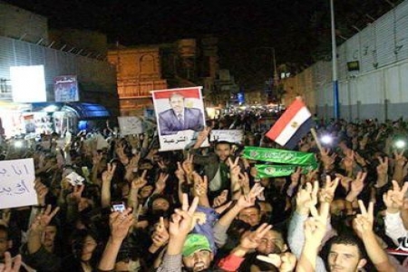 حميد الأحمر وعلي محسن يخرجون إخوان اليمن في مظاهرات للمطالبة بعودة مرسي