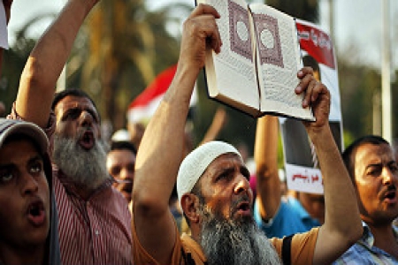 صحيفة بريطانية : قياديين إسلاميين جزائريين نصحوا الإخوان المسلمين في مصر بعدم اللجوء إلى حمل السلاح