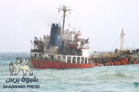 مسئول بميناء المكلا: اسألوا الشئون البحرية كيف تم السماح للباخرة الجانحة بالإبحار وليس بها أدنى مقومات السلامة ( صور )