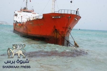 خطر التلوث يتضاعف على بيئة حضرموت البحرية مع بداية تسرب المازوت من الباخرة شامبيون(صور)