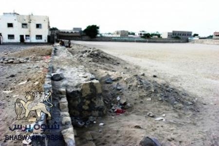 الأيادي العابثة تطال بالهدم منصة ومدرجات ملعب بن سلمان ابين - جعار