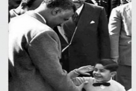 عبدالفتاح السيسي طفلا يصافح الزعيم الخالد جمال عبدالناصر