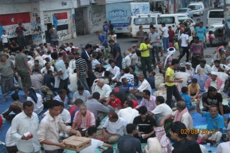 ساحة المعلا تنظم مائدة إفطار حضرها ابنا العاصمة عدن وحشود من مختلف محافظات الجنوب