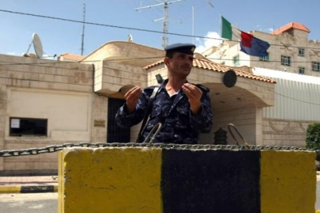 مسلحين يستقلون دراجة نارية: يقتلون شرطي يمني أمام السفارة الإيطالية في صنعاء