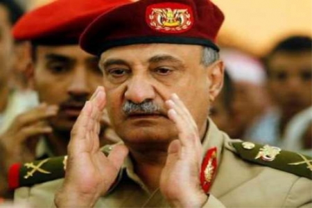 صحيفة تابعة لعلي محسن : وزير الدفاع يقصي الكوادر العسكرية الشمالية في الجنوب .