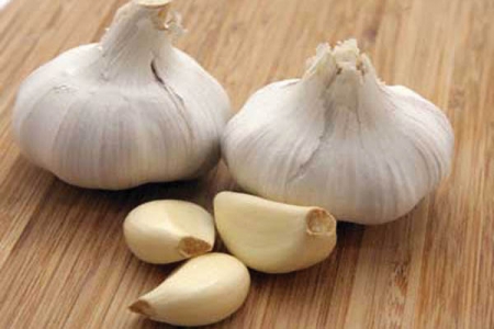 الثوم يطهّر جسد المدخن من سرطان الرئة