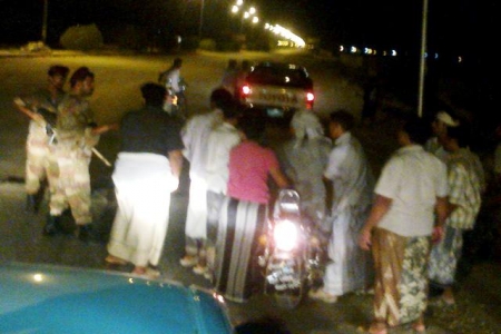 قوات الفرقة الأولى مدرع تبادر شباب موكب رياضي بالرصاص في حاجز جولة الغرف بمدينة تريم