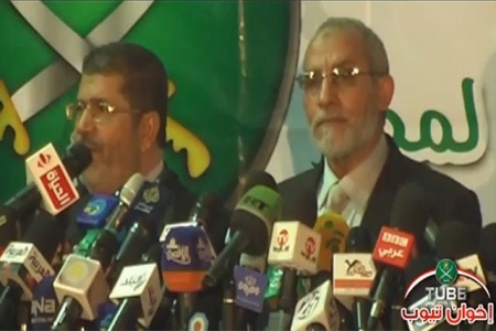 صحف: مرشد الإخوان يهرب في سيارة قطرية