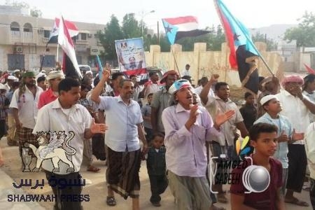 المئات بتريم يخرجون بمسيرة للتضامن مع ابناء محافظة لحج