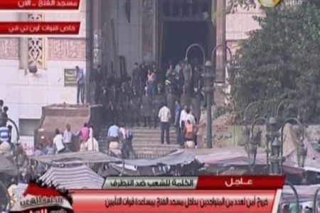 مصر: الإخوان يتحصنون في مسجد "الفتح" والجيش يجلي عددا منهم