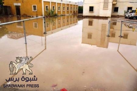 مستشفى عتق المركزي خرابة آيلة للسقوط والمستشفى الجديد حول الى ثكنة عسكرية (صور)