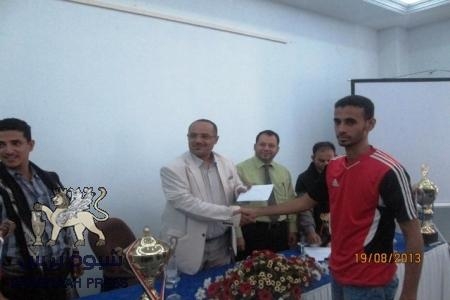 د واعد باذيب يكرم نجوم نادي الجلاء بخور مكسر