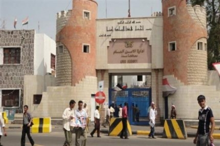 نجل ضابط أمن في عدن يقدم على قتل مواطن أثناء خروجه من صلاة الفجر