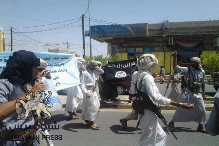 اشتباكات بين الامن اليمني ومتظاهرون يحملون اعلام القاعدة بمأرب