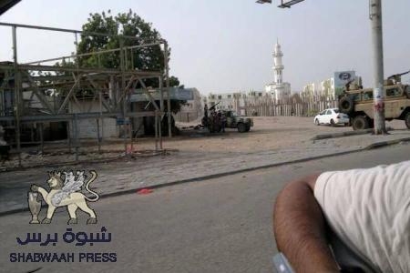قائد المنطقة الرابعة ينشر قوات الدفاع الجوي والمدرعات والشرطة العسكرية في شوارع عدن