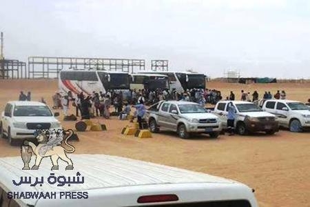 العمال الشماليين يغادرون حقل العقلة النفطي بمحافظة بشبوة