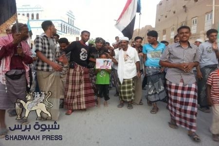 المئات بتريم يخرجون بمسيرة حاشدة بجمعة لا تفريط بالثوابت الجنوبية