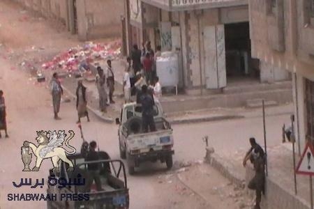عاجل: شباب غاضبون عاطلون عن العمل يغلقون مكتب العمل في شبوة‎(صور)