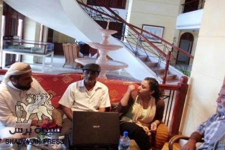 خبيرة دولية في حقوق الانسان تلتقي بمجموعة من الناشطين في عدن