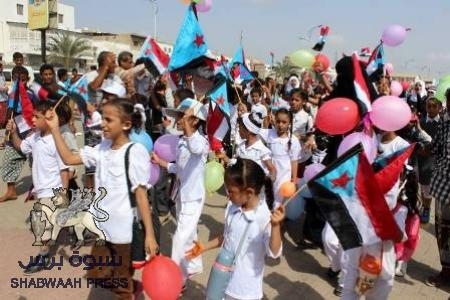 محافظ عدن يستدعي مدراء العموم بعد خروج الطلاب يوم أمس الى مهرجان الصرخة