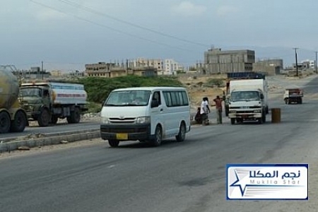 بعد خطف قبيلة الدولة نصاب لسيارة مواطن حضرمي..حجز12 قاطرة في المكلا لأبناء شبوة