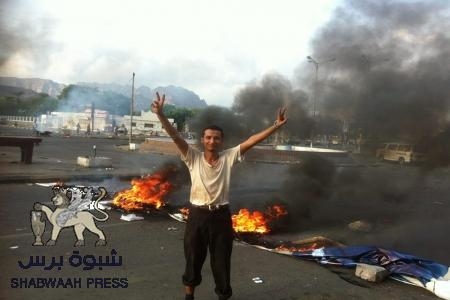 عصيان مدني يوقف مطار عدن الدولي 4 ساعات (صور)