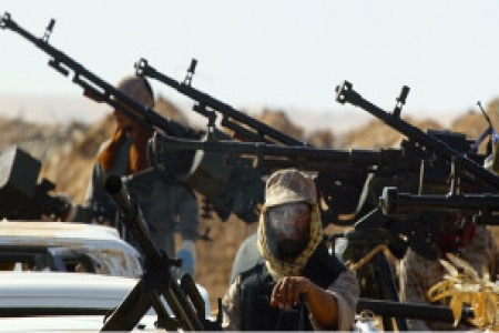 رئيس وزراء ليبيا يطالب بمساعدة أجنبية لوقف انتشار الأسلحة في بلاده