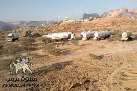 شباب مسلح يقيمون نقطة تقطع للشاحنات الشمالية شرق مدينة عتق