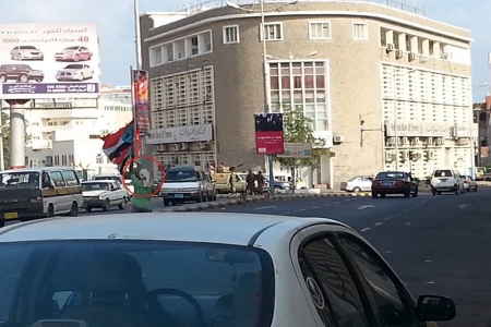 وحيد رشيد يلوذ بالفرار وسط حصار نشطاء الحراك الجنوبي لحفل حكومة الاحتلال بحقات