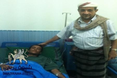 الشيخ صالح بن فريد العولقي وبن مجور يزور جرحى موكب شبوه